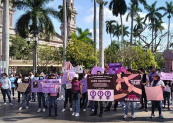 Mujeres marchan en Tampico por desaparición de tres jóvenes