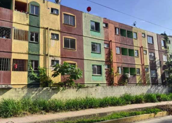 Migrantes invaden casas y solares baldíos en la frontera, la crisis avanza