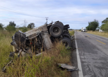 Vuelca tractocamión en carretera federal 180
