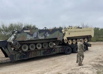 Greg Abbott despliegua tanques a la frontera de Texas con México, lo presume en redes
