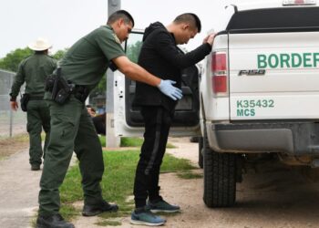 En vísperas de la visita de Biden a El Paso, investigan si agente incurrió en presunto maltrato a inmigrante