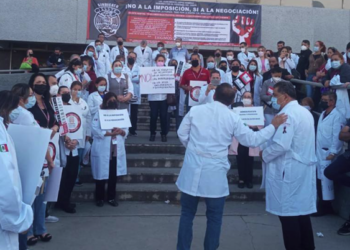 Protestan médicos y trabajadores del ISSSTE en Nuevo León