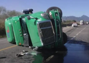 Derrama combustible tráiler que vuelca en la Victoria-Monterrey