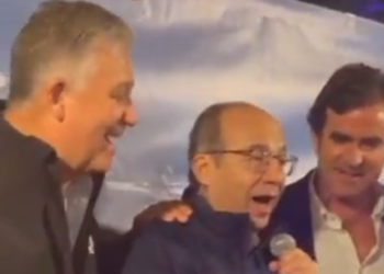 Felipe Calderón es captado cantando en España