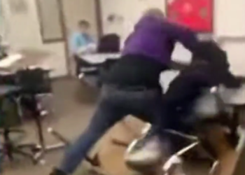 Profesor golpea en clase a alumno