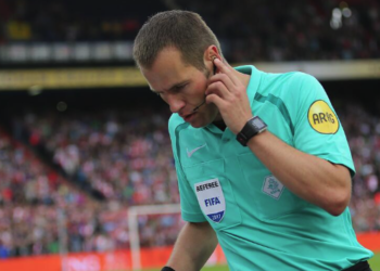 Árbitros de futbol explicarán decisiones del VAR al público