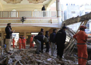 Atentado en mezquita de Pakistan llega a 100 muertes