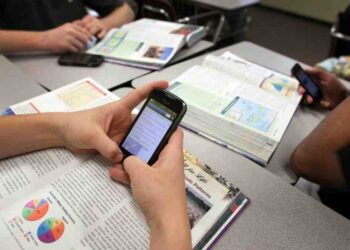 Restricción de celulares en escuelas propone SNTE en Tampico