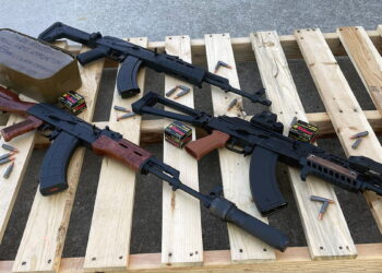 Detienen a mujer con 33 rifles AK-47 en puente internacional de Hidalgo