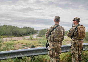 Detienen a mujer con 33 rifles AK-47 en puente internacional de Hidalgo