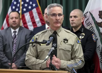 Detienen a 2 sicarios que ejecutaron a 6 en California