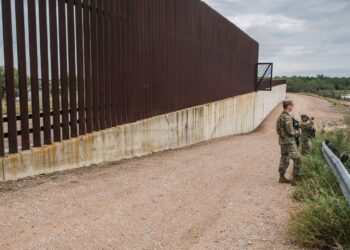 Solo dos policías estatales fueron cesados tras tragedia de Uvalde