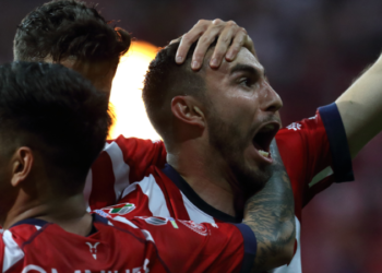Chivas salvó un punto ante el Querétaro… ¡Con todo y error del Wacho Jiménez!