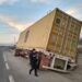 Se vuelca trailer en la Federal 101