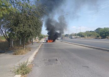 Choque e incendio de vehículo a la altura del ejido Benito Juárez