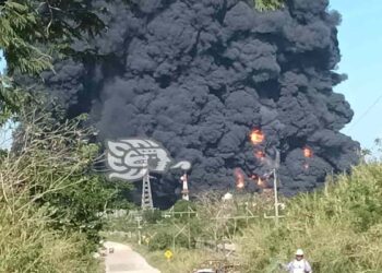 Hay cinco trabajadores de Pemex desaparecidos tras incendios en instalaciones de Veracruz