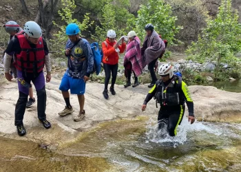 Rescatan a 20 excursionistas en NL