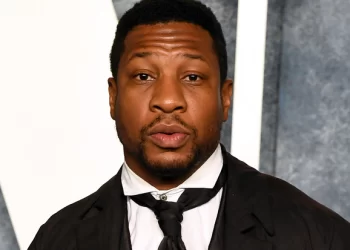 Actor Jonathan Majors es arrestado por agresiones
