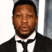 Actor Jonathan Majors es arrestado por agresiones
