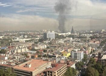 Se incendia centro comercial