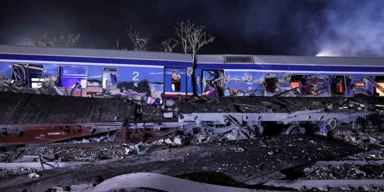 Vista del lugar de un accidente en el que chocaron dos trenes, cerca de la ciudad de Larisa, Grecia, 1 de marzo de 2023. REUTERS/Alexandros Avramidis