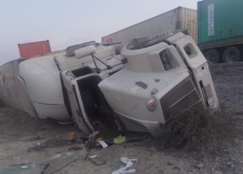 Se le voltea el tractocamión