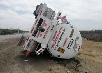 Vuelca pipa en la federal 83