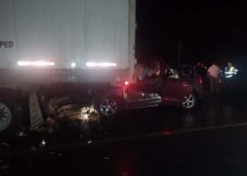 Accidente carretero obstruye carriles en Victoria