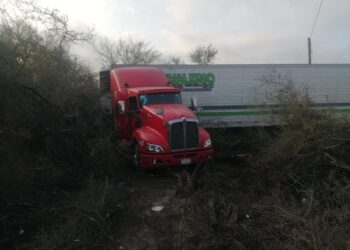 Tráiler derrapa debido a pavimento mojado en Jaumave