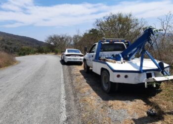 Se vuelca familia en barranco