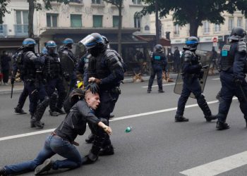 Cócteles molotov y golpes con porras: manifestantes protagonizan fuertes choques con la Policía en protestas en Francia