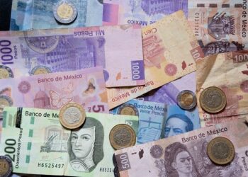 Dólar amanece a menos de 18 pesos