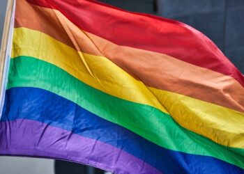 Artista Brigitte Bandit protesta en Senado de Texas por restricciones contra espectáculos de drag queen