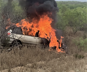 Se quema camioneta en la que viajaban indocumentados