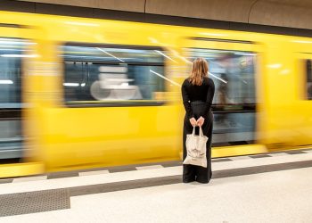 Los “surfistas” del metro: Otro reto peligroso