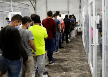 Cruce masivo de migrantes por Brownsville