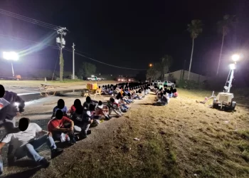 Cientos de migrantes cruzan por Brownsville