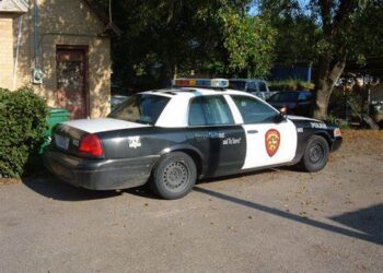 Encuentra dos cuerpos y drogas en casa