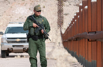 Decreta Brownsville emergencia por cruce de miles de migrantes