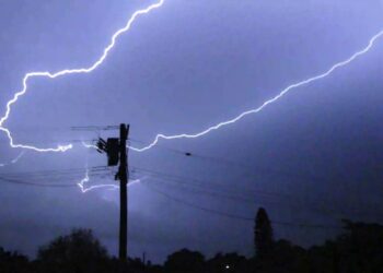Tormenta y granizada dejan a miles sin electricidad en Texas