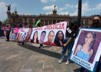 Padres de Debanhi encabezan marcha en NL: ya son 365 días y no encontramos justicia