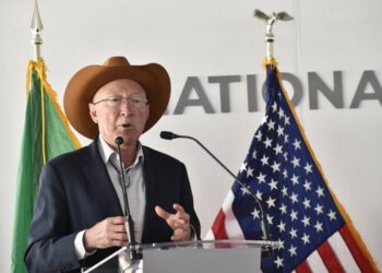 Embajador de EU en México Ken Salazar da positivo a Covid-19