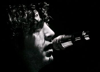 The 1975: Con unos drinks en el escenario