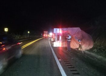 Vuelca tractocamión en la Victoria-Zaragoza