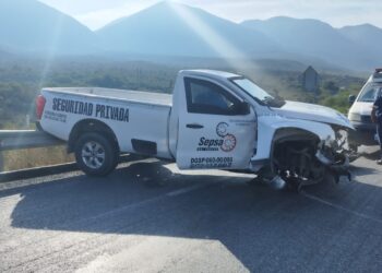 Choca vehículo de empresa de custodia en la Federal 101