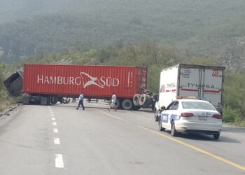 Se vuelca trailer en la estatal 126 Rumbo Nuevo