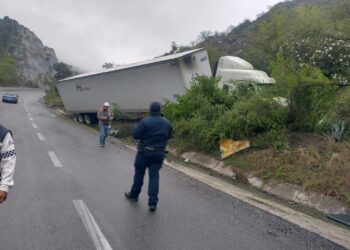 Tráiler derrapa fuera de Carretera Rumbo Nuevo