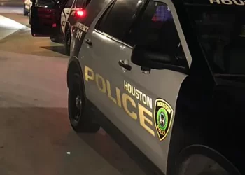Buscan a mujer que abandonó a menor muerta en Houston