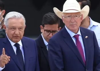 AMLO y Ken Salazar se reúnen en Palacio Nacional en medio de tensiones por espionaje de la DEA