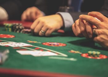 Secuestra a su nieta y pide un rescate a su propia hija para pagar una deuda de juego